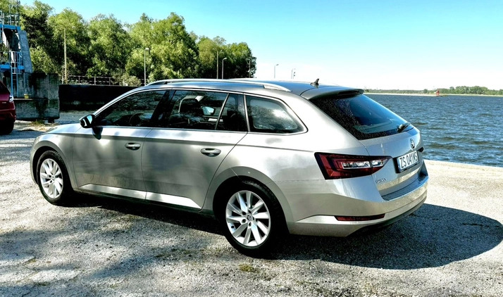 Skoda Superb cena 69999 przebieg: 188000, rok produkcji 2016 z Świnoujście małe 137